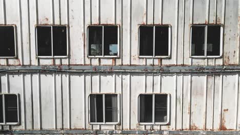 Verrosteter-Stahl-Verlassene-Schiffsfenster-Schwenkschuss