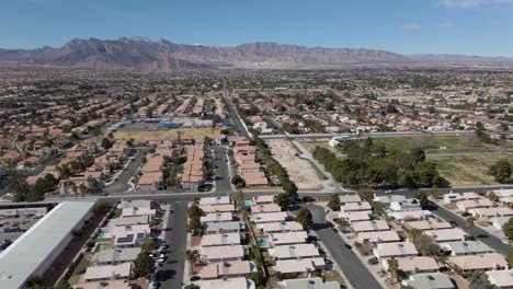 Luftaufnahme-über-Reihenhäuser-In-Den-Vororten-Von-Las-Vegas-Mit-Leeren-Straßen
