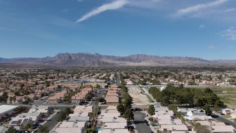 Luftaufnahme-Von-Häusern-In-Dörfern-Bei-Summerlin-Mit-Felsigem-Berg-Im-Hintergrund-Im-Las-Vegas-Tal-Im-Südlichen-Nevada,-Usa