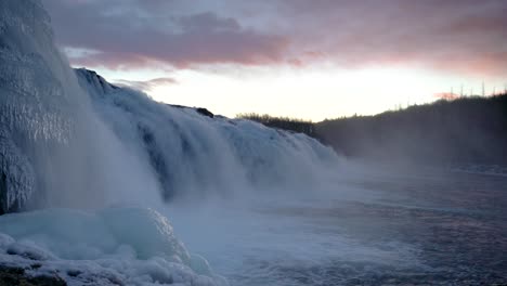 Faxi-wasserfall-Bei-Sonnenuntergang---Wasser,-Das-Vom-Wasserfall-Fließt,-Der-Im-Winter-In-Island-Auf-Den-Fluss-Spritzt