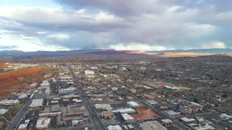 Vista-Panorámica-Aérea-Sobre-El-Paisaje-Urbano-De-St-George-En-Un-Día-Soleado-Y-Nublado-En-Utah