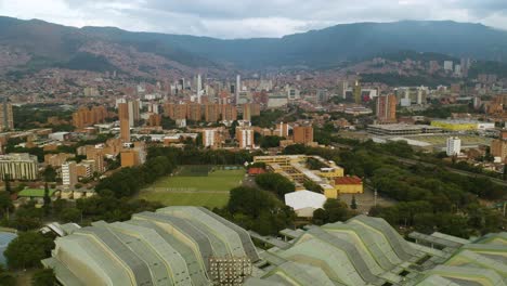 Dolly-Gradual-Hacia-El-Centro-De-Medellín,-Colombia-En-Un-Día-Nublado