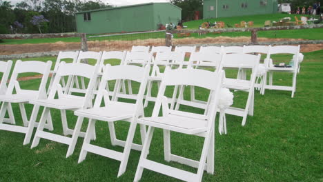 Stühle-In-Reihen-Für-Eine-Hochzeitszeremonie-Im-Freien-Auf-Gras---High-Angle-Shot
