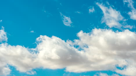 Nur-In-Der-Verträumten-Zeitraffersequenz-Des-Himmels-Ziehen-Wolkige-Wolken-über-Den-Azurblauen-Himmel