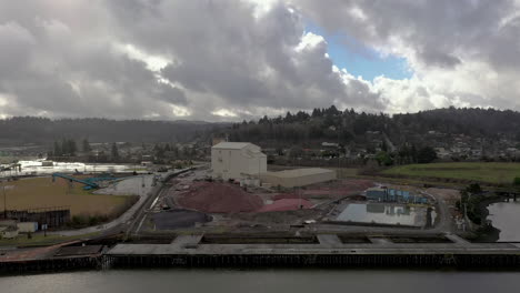 Dramatic-View-Of-Sawmill-And-Paper-Mill-Factories-In-Coos-Bay,-Oregon-At-Daytime