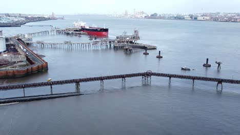 Schiffstanker-Laden-Am-Tranmere-Shell-Oil-Industrial-Harbour-Terminal-Absteigender-Schuss