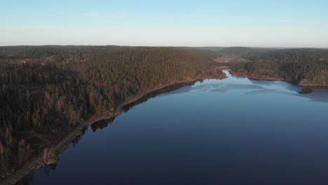 Luftaufnahme-Des-Schönen-Sees-In-Der-Natürlichen-Borealen-Waldlandschaft,-Touristenziel-In-Schweden