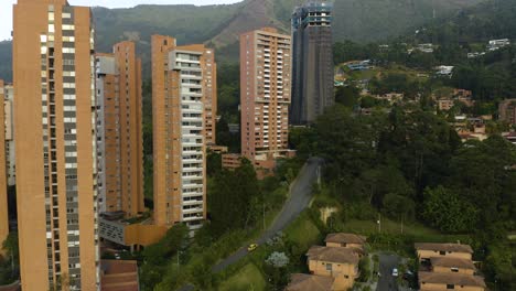 Coche-Sube-Por-La-Ladera-De-La-Montaña-A-Través-Del-Bosque-En-Medellín,-Colombia