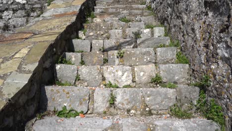 Subiendo-Escaleras-De-Piedra-De-La-Fortaleza-Medieval,-Ascendiendo-Lentamente-Al-Cielo