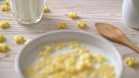 Cereales-Integrales-Con-Leche-Fresca-Para-El-Desayuno