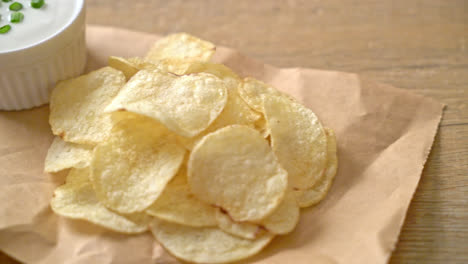 Kartoffelchips-Mit-Sauerrahm-Dip
