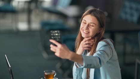 Schönes-Junges-Mädchen,-Das-In-Einem-Café-Ein-Selfie-Am-Telefon-Macht