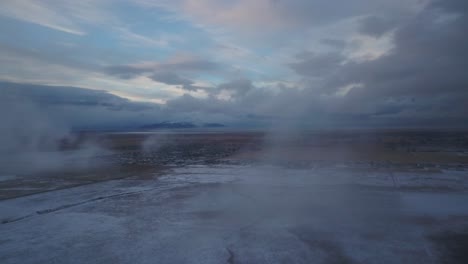 Ein-Drohnenflug-Schwebt-Durch-Niedrige-Wolken,-Um-Die-Mysteriöse-Insel-Im-Großen-Salzsee-Zu-Enthüllen