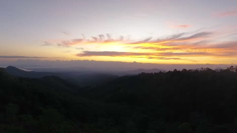 Primera-Luz-Del-Día-Durante-El-Espectacular-Amanecer-En-El-Pueblo-De-Batu-Dulang,-Indonesia