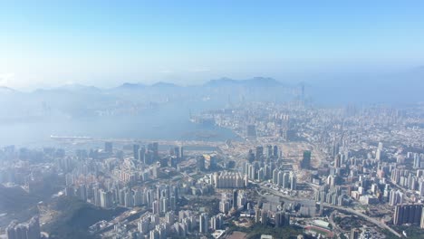 Bahía-De-Hong-Kong-Y-Horizonte-Con-Rascacielos,-Plano-General-De-Gran-Altitud