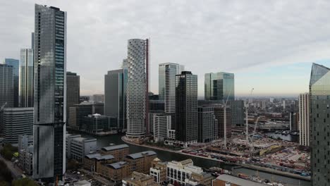 Aerial-Trucking-Shot:-Stadtbild-Mit-Modernen-Gebäuden-Und-Baustelle-Mit-Kränen-Neuer-Architekturen-Im-Finanzviertel-Canary-Wharf-In-London