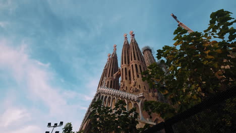 Dramatic-push-in-establishing-shot-of-La-Sagrada-Familia-in-Spain