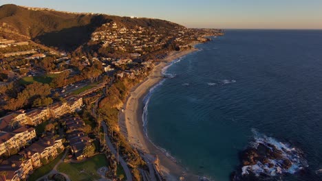 Luftdrohnenblick-über-Die-Kalifornische-Küste-Und-Das-Montagehotel-In-Laguna-Beach