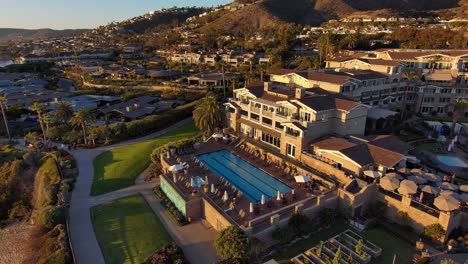 Luftdrohnenblick-über-Palmen-Zum-Swimmingpool-Des-Montagehotels-In-Laguna-Beach,-Kalifornien