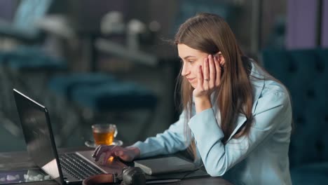 Chica-Guapa-Buscando-Cuidadosamente-En-Internet-En-Una-Laptop
