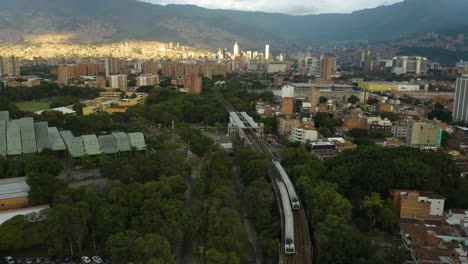 Dos-Trenes-De-Metro-Se-Cruzan-En-La-Ciudad-Colombiana-De-Medellin