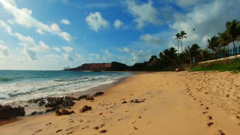 Spaziergang-Entlang-Eines-Atemberaubend-Schönen-Strandes-Mit-Goldenem-Sand,-Blauem-Wasser-Und-Palmen-Am-Tropischen-Strand-Von-Tabatinga-In-Der-Nähe-Von-Joao-Pessoa-In-Paraiba,-Brasilien