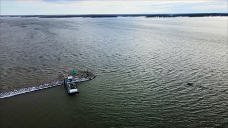 Verfolgung-Des-Schnellboots-In-Den-Jachthafen-Am-Leuchtturm,-Der-Am-Ufer-Des-Kentucky-Lake-Landet