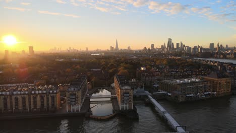 Luxusapartments-Mit-Blick-Auf-Die-Themse-Und-Der-Wunderschönen-Skyline-Von-London-Im-Hintergrund-Während-Des-Goldenen-Sonnenuntergangs-Am-Horizont