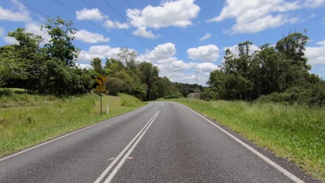 Punto-De-Vista-De-Conducción-Mirando-Hacia-Atrás-De-Una-Carretera-Rural-De-Queensland-Desierta-Con-Un-Carril-Recto-Muerto---Ideal-Para-El-Reemplazo-De-La-Pantalla-Verde-De-La-Escena-Interior-Del-Automóvil