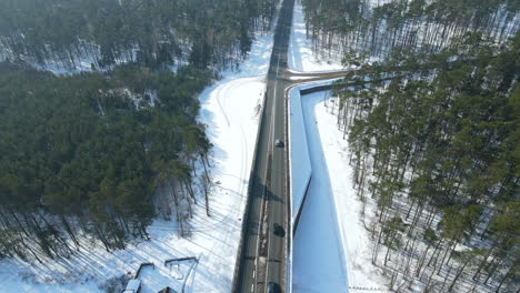 Asphaltstraßenbrücke-Und-Eisenbahngleis-In-Verschneiter-Landschaft-Im-Winter-Und-Sonnenlicht