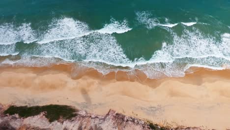Atemberaubende-Aussicht-Auf-Einen-Tropischen-Exotischen-Strand-Von-Oben-Mit-Goldenem-Sand-Und-Blauem-Wasser