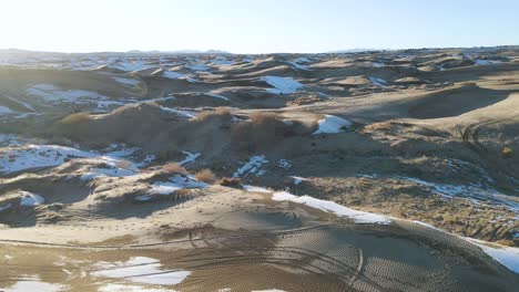 Malerische-Luftaufnahmen-Von-Sanddünen-In-Utah,-Usa-Mit-Schneeflecken-Im-Winter