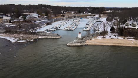 Flyaway-reveal-of-a-frozen-marina-at-Lighthouse-Landing-in-Grand-Rivers,-Kentucky