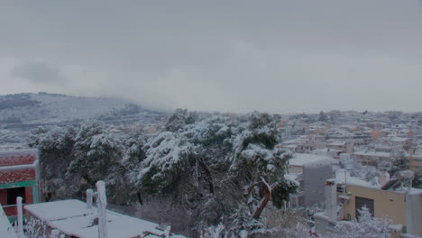 Paisaje-De-Barrio-Cubierto-De-Nieve-Congelada-Durante-La-Rara-Nevada-Tormentosa-De-Medea-En-Atenas