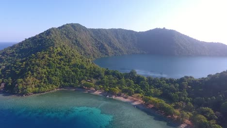 Panorama-Aéreo-De-La-Isla-Volcánica-Satonda-Con-El-Lago-Caldera-En-El-Este-De-Indonesia