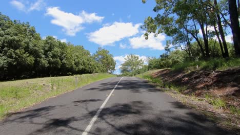 Punto-De-Vista-De-Conducción-Mirando-Hacia-Atrás-De-Una-Carretera-Rural-Desierta-De-Queensland-Con-Vista-De-Mt-Coonowrin---Ideal-Para-El-Reemplazo-De-La-Pantalla-Verde-De-La-Escena-Interior-Del-Automóvil