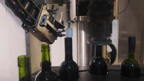 Maschinen,-Die-Wein-Auf-Einem-Förderband-In-Einer-Weinfabrik-Verkorken