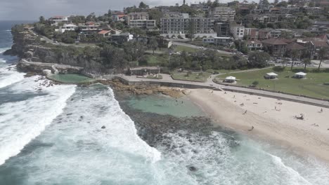 Panorama-Of-Bronte-Beach-With-Ocean-Pool-At-Bronte-Park-In-Eastern-Suburbs,-Sydney,-New-South-Wales,-Australia