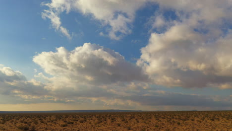 La-Cuenca-Del-Desierto-De-Mojave-Con-Nubes-De-Lluvia-Formándose-Sobre-Su-Cabeza---Suave-Vista-Aérea-Deslizante
