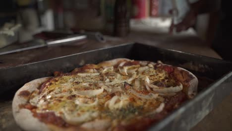 Condimento-Caliente-Ahumado-Deliciosa-Pizza-Casera-De-Cebolla-Y-Queso-En-Mesa-De-Madera-A-Cámara-Lenta-60fps