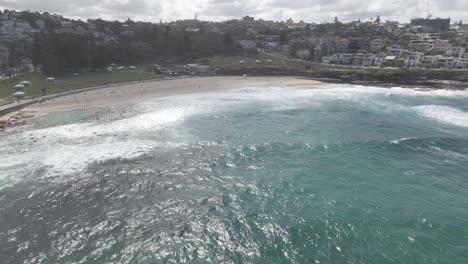 Bronte-Beach-At-Nelson-Bay-With-Tourists-On-Sandy-Shore-In-Eastern-Suburbs,-Sydney-NSW,-Australia