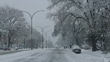 Winter-Verschneite-Straßenfahrt-Im-Kalten-Winter