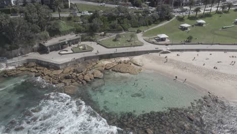 Bondi-to-Bronte-Ocean-Swim-At-Bronte-Park-With-Tourist-Swimmers-During-Summer-In-Eastern-Suburbs,-New-South-Wales,-Australia