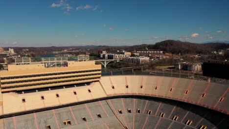 Luftaufnahme-Eines-Fußballstadions-In-Knoxville,-Tennessee