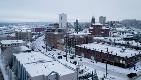 Stadionbezirk-In-Tacoma,-Washington-Im-Winter-Mit-Schnee-Bedeckt-Mit-Fernsicht-Auf-Die-Cor-Deo-Schule