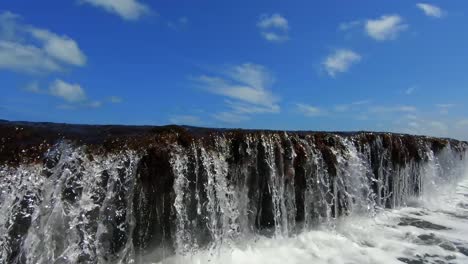 Schöner-Natürlicher-Wasserfall-Im-Ozean-Erzeugte-Ebbe-In-Der-Kleinen-Strandstadt-Sibauma-In-Der-Nähe-Von-Pipa-In-Rio-Grande-Do-Norte,-Brasilien