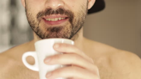 Lächelnder-Kaukasischer-Mann-Ohne-T-shirt-Trinkt-Drinnen-Eine-Tasse-Tee-Oder-Kaffee