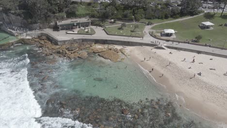 Menschen-Auf-Bondi-To-Bronte-Ocean-Schwimmen-Im-Beach-Park-In-Der-Nähe-Des-Ozeanpools-In-Den-östlichen-Vororten-Von-Sydney,-New-South-Wales,-Australien