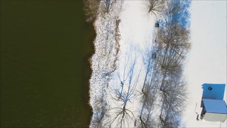Fliegen-Entlang-Eines-Zugefrorenen-Flussufers-Nach-Einem-Schneesturm