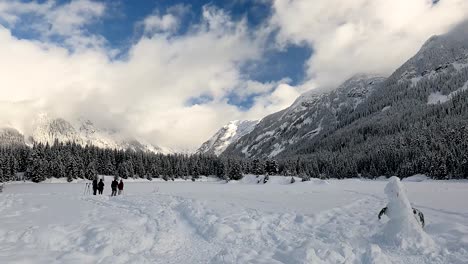 Tourist-Snowshoers-At-Gold-Creek-Pond-Trail-At-Snoqualmie-Pass-In-Washington-State,-USA